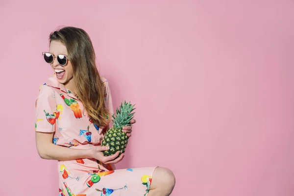 Ananas in ladys handen. Trendy en stijlvolle mode. — Stockfoto