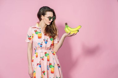 Hanımların elinde bir avuç muz. Moda ve modaya uygun.