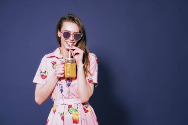 Hanımların ellerinde bir bardak taze içki. Moda ve modaya uygun.