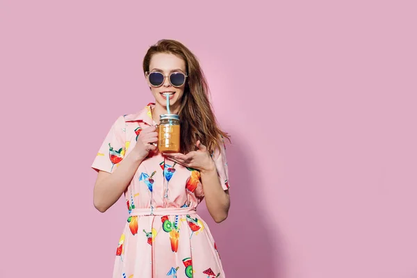 Een glas fris drankje in de handen van de dames. Trendy en stijlvolle mode. — Stockfoto