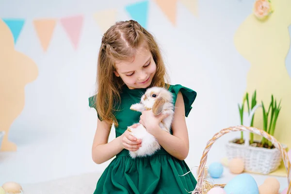 Дівчина з кроликом. Щаслива маленька дівчинка, що тримає гарненького пухнастого кроля. Дружба з Великоднем. Весняна фотографія з красивою молодою дівчиною зі своїм Кроликом. Дівчинка тримає гарного маленького кролика. — стокове фото