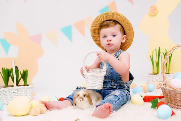 The boy with the rabbit. happy little boy in hat holding cute fluffy Bunny. Friendship with Easter Bunny. Spring photo with little boy with his Bunny. boy is holding a cute little rabbit — Stock Photo, Image