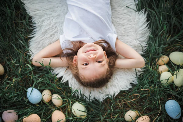Μικρό κορίτσι ξαπλωμένο στον τομέα των αυγών — Φωτογραφία Αρχείου