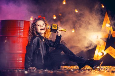 kayıt stüdyosunda şarkı söyleyen küçük güzel kız