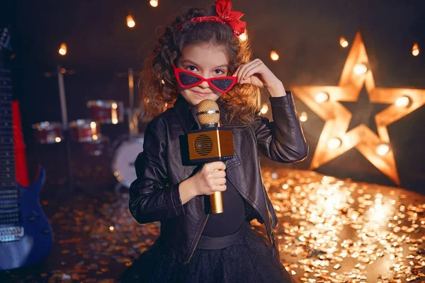 Pequeña chica hermosa cantando en el estudio de grabación — Foto de Stock