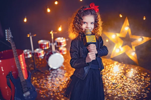 Szép kislány énekel a stúdióban — Stock Fotó