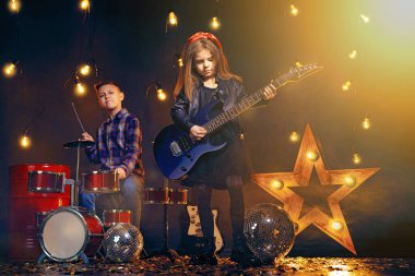 bir rock grubunda gibi davranan çocukları