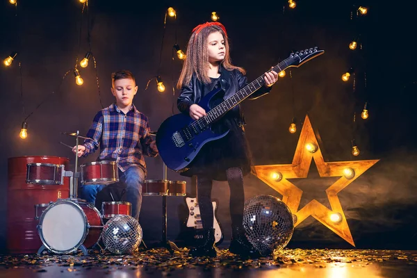 Дети, притворяющиеся рок-группой — стоковое фото