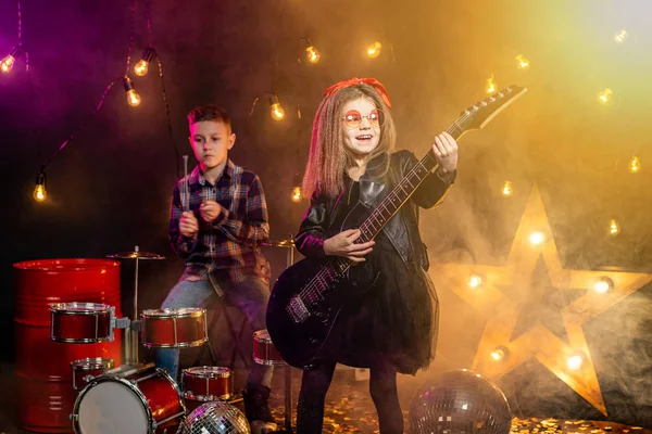 Kids pretending to be in a rock band Royalty Free Stock Photos