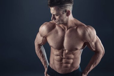 Siyah Arkaplanda Güçlü Atletik Seksi Kaslı Adam