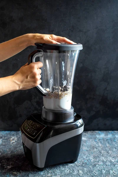 Making a healthy smoothie on a blender — Stockfoto