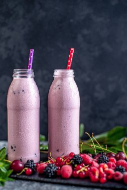 Milkshake cam kavanozlara çilek ile