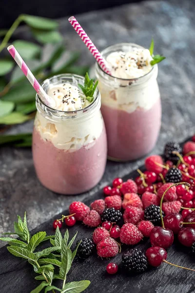 Batidos con bayas en frascos de vidrio —  Fotos de Stock