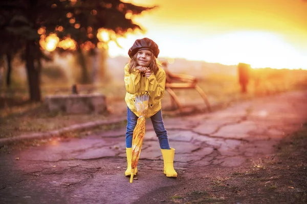 Menina engraçada feliz criança com guarda-chuva em botas de borracha — Fotografia de Stock