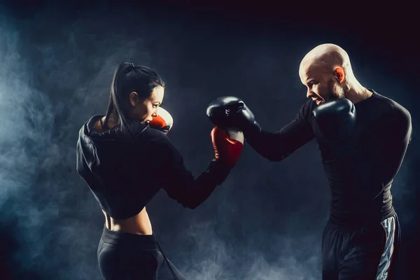 Femme exercice avec entraîneur à la boxe et leçon d'auto-défense — Photo