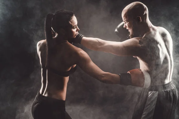 Mujer haciendo ejercicio con entrenador en la lección de boxeo y defensa personal —  Fotos de Stock