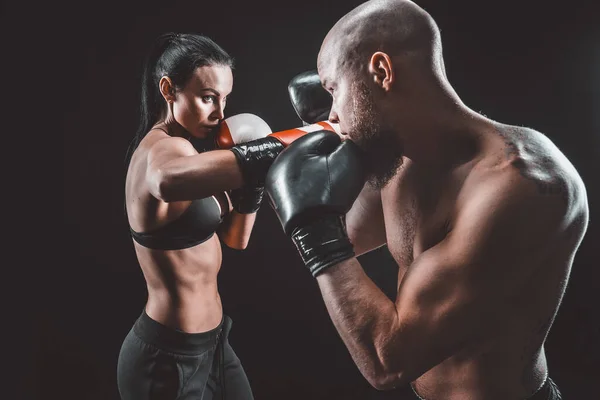 Shirtless Woman exercice avec entraîneur à la boxe et leçon d'autodéfense, studio, fumée en arrière-plan. Combat féminin et masculin — Photo