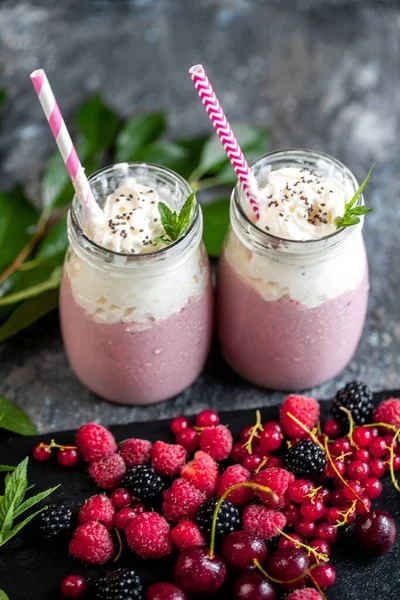 Milkshake cam kavanozlara çilek ile