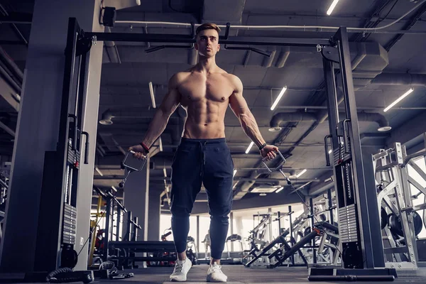 Muscular Fitness culturista haciendo ejercicio de peso pesado para músculos pectorales en la máquina con cable en el gimnasio —  Fotos de Stock