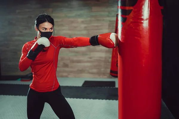 Coronavirus covid-19 prevención, lucha. Chica con máscara médica y guantes de boxeo. Lucha contra los virus — Foto de Stock