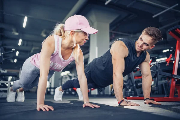 Mann und Frau stärken beim Fitnesstraining die Hände — Stockfoto