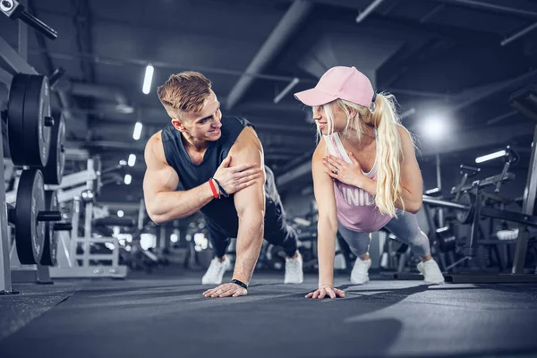 Man en vrouw versterken handen bij fitnesstraining — Stockfoto