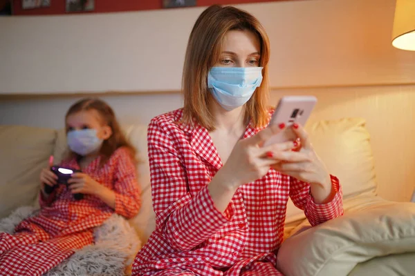 2019 Coronavirus Hastalığı hakkında bilgi almak için küçük çocuklu bir kadın otomobil karantinasında yüz maskesi takıyor.