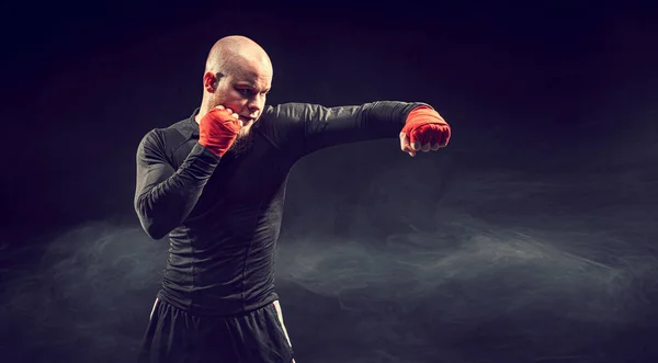 Esportista boxeador lutando em fundo preto com fumaça. Conceito de desporto de boxe — Fotografia de Stock