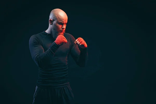 Sportowy bokser walczący na czarnym tle, Koncepcja boksu sportowego — Zdjęcie stockowe