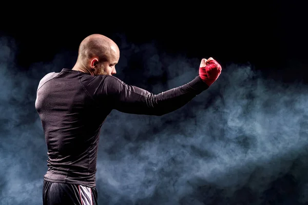 Boxeador deportivo luchando sobre fondo negro con humo. Boxeo concepto de deporte —  Fotos de Stock