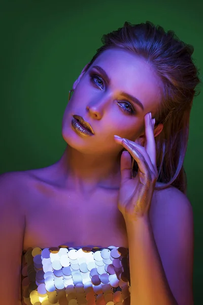 Magic Girl Portrait in Gold. Golden Makeup, close-up portrait in studio shot, color — Stock Photo, Image