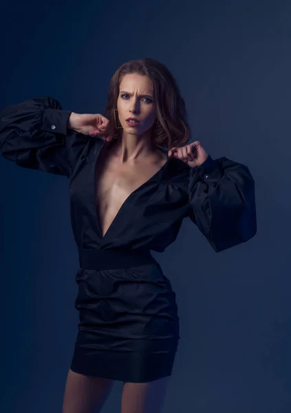 Retrato de una hermosa mujer morena en vestido negro. Foto de moda —  Fotos de Stock