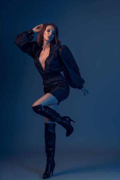 Портрет красивой брюнетки в черном платье. Мода фото