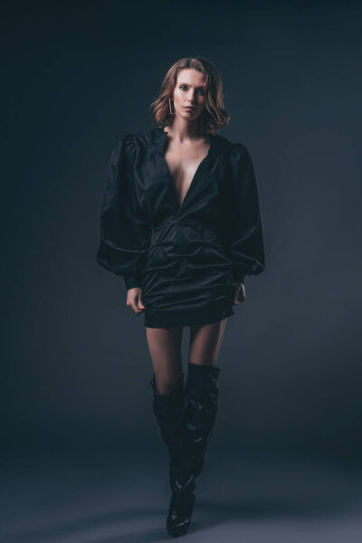 Портрет красивой брюнетки в черном платье. Мода фото