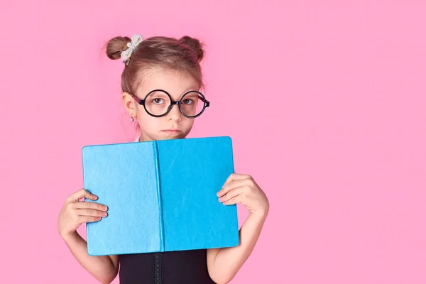 Retrato dela ela agradável foxy linda atraente alegre positivo menina da escola segurando nas mãos escondendo atrás aberto livro exame preparação isolado sobre fundo rosa — Fotografia de Stock