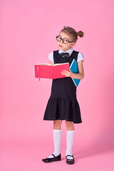 Χαριτωμένο κοριτσάκι με γυαλιά και βιβλία σε ροζ φόντο, χώρος για κείμενο. Έννοια ανάγνωσης — Φωτογραφία Αρχείου
