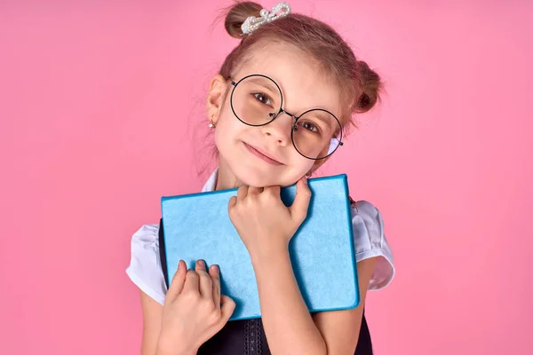 Χαριτωμένο κοριτσάκι με γυαλιά και βιβλία σε ροζ φόντο, χώρος για κείμενο. Έννοια ανάγνωσης — Φωτογραφία Αρχείου