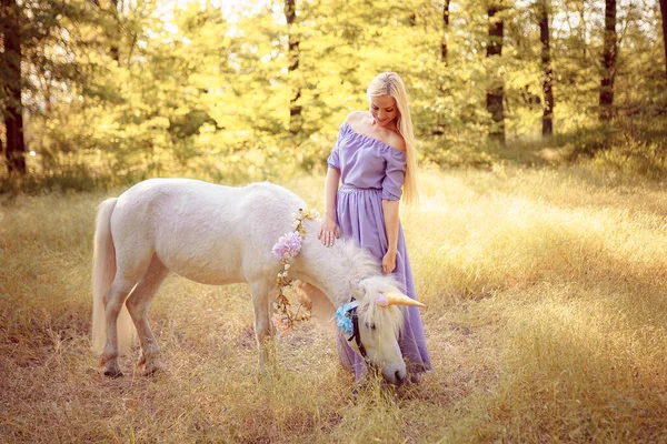 Mulher de vestido roxo abraçando cavalo unicórnio branco. Os sonhos tornam-se realidade. Conto de fadas — Fotografia de Stock