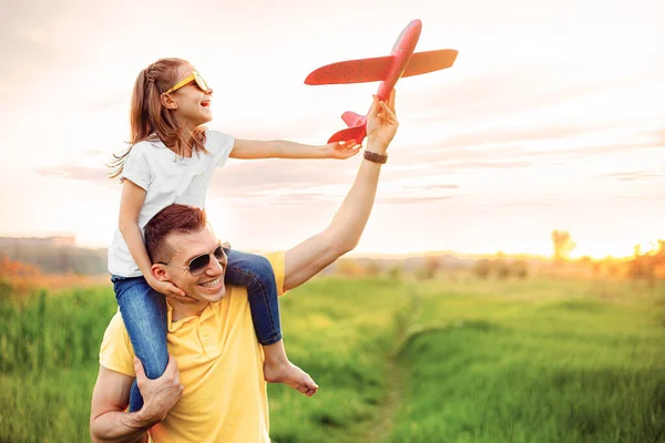 Щасливий батько і дочка грають з літаком — стокове фото