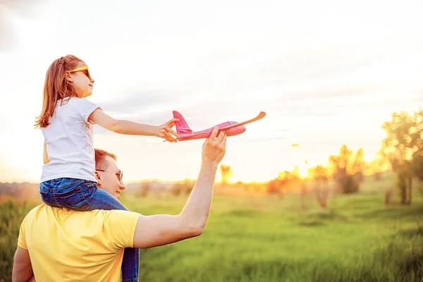 Feliz pai e filha brincando com o avião — Fotografia de Stock