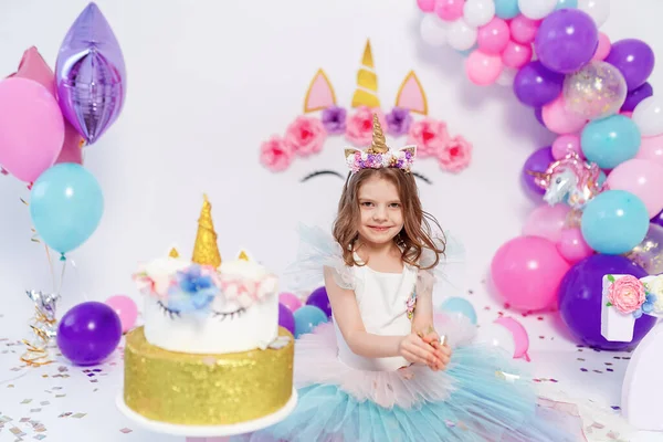 A rapariga unicórnio atira confetes. Ideia para decorar festa de aniversário estilo unicórnio. Decoração de unicórnio para festa menina — Fotografia de Stock