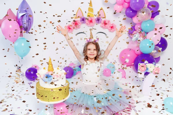 Az Unikornis Lány konfettit dob. Ötlet a díszítő unikornis stílusú születésnapi party. Egyszarvú dekoráció fesztivál party lány — Stock Fotó