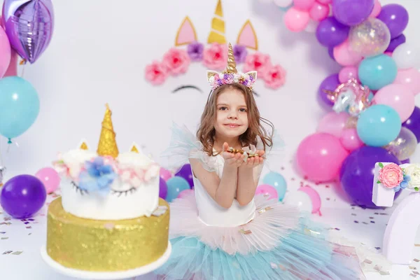 A rapariga unicórnio atira confetes. Ideia para decorar festa de aniversário estilo unicórnio. Decoração de unicórnio para festa menina — Fotografia de Stock