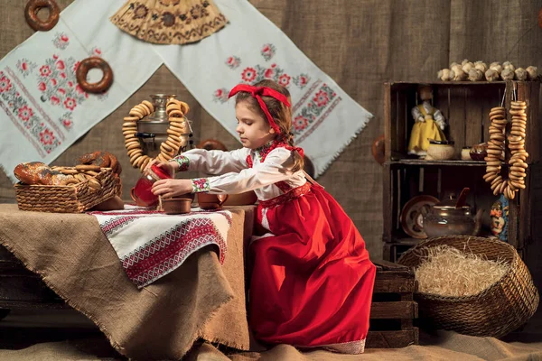 Adorable chica vertiendo té de samovar — Foto de Stock