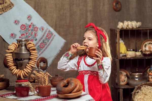 Чарівна дівчина п'є чай від самовара — стокове фото