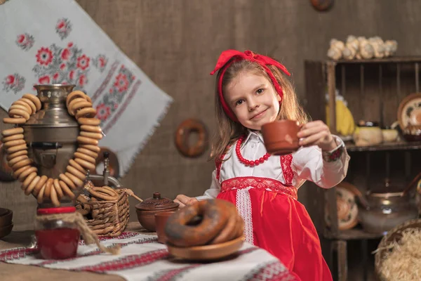 Adorável menina beber chá de samovar — Fotografia de Stock