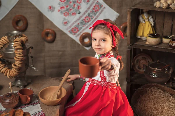 Adorável menina beber chá de samovar — Fotografia de Stock