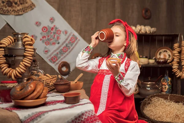 Adorável menina beber chá de samovar — Fotografia de Stock