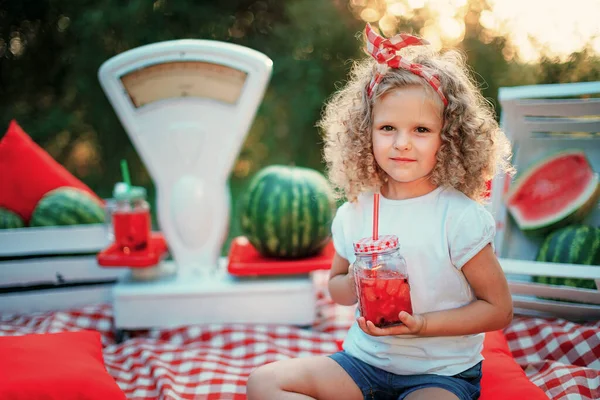 Criança bebendo limonada melancia em jarra com gelo e hortelã como bebida refrescante de verão. Refrigerantes frios com frutas — Fotografia de Stock