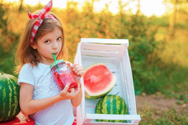 Çocuk, yaz ferahlatıcı içecek olarak buzlu ve naneli karpuz limonatası içiyor. Meyveli soğuk meşrubat — Stok fotoğraf